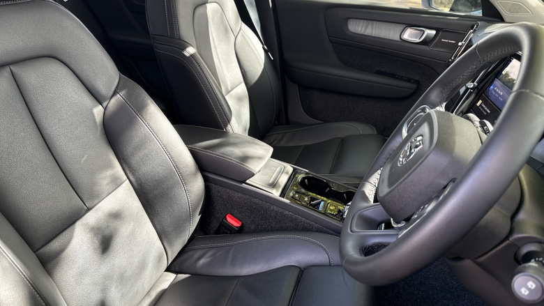 Volvo XC40 2.0 B4P Ultra Dark 5dr Auto Petrol Estate